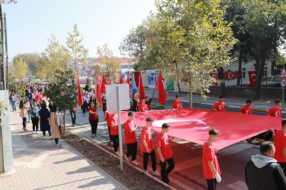 29 Ekim Cumhuriyet Bayramı Kapsamında Cumhuriyet Yürüyüşü ve Çelenk Sunumu Gerçekleştirildi.